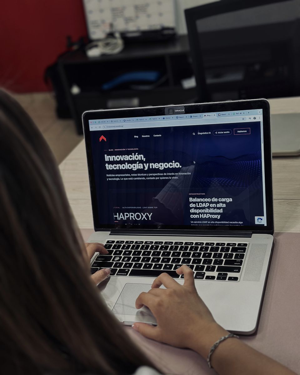 Una integrante del equipo de RINNOVO leyendo el blog de la empresa en su portátil.