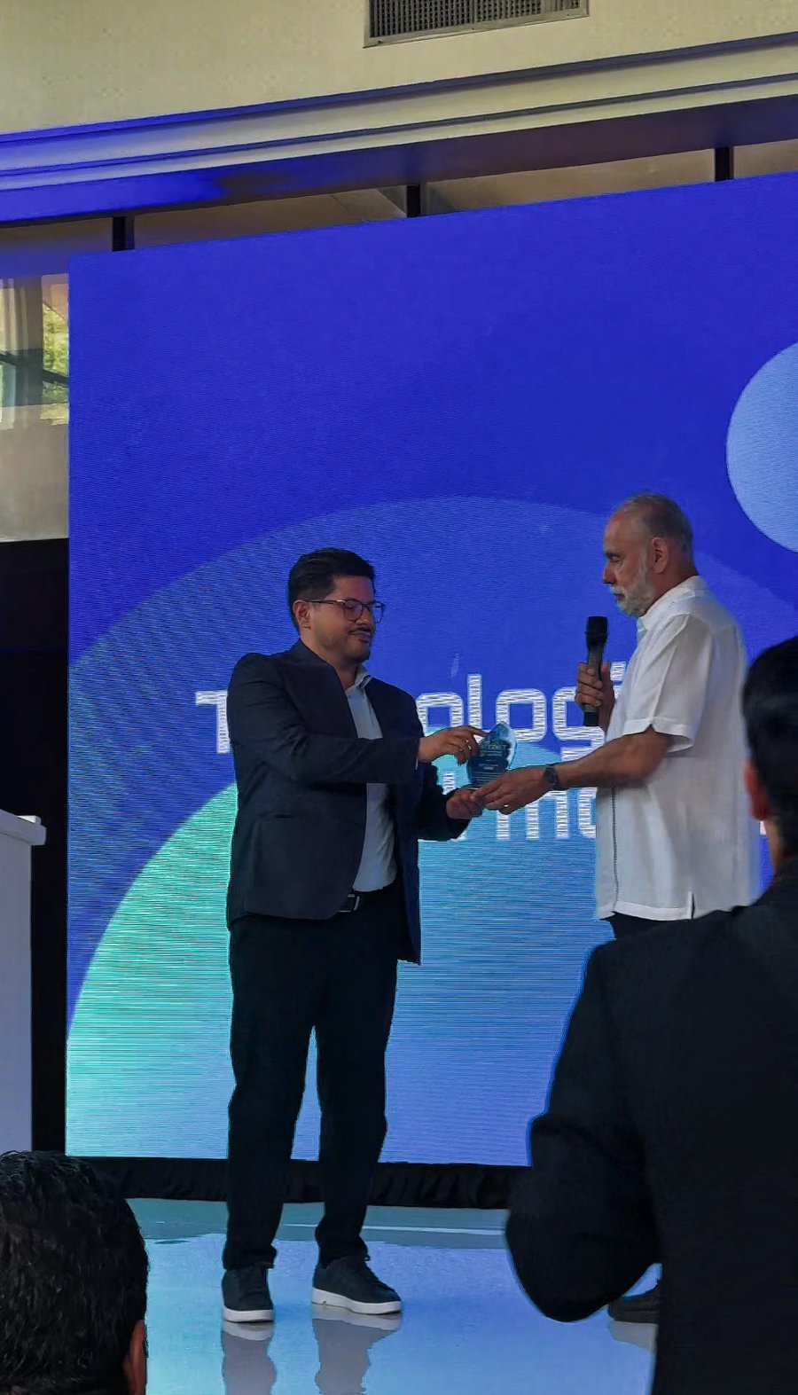 José Martín Carpio recibe un reconocimiento en el Día del Internet El Salvador 2026