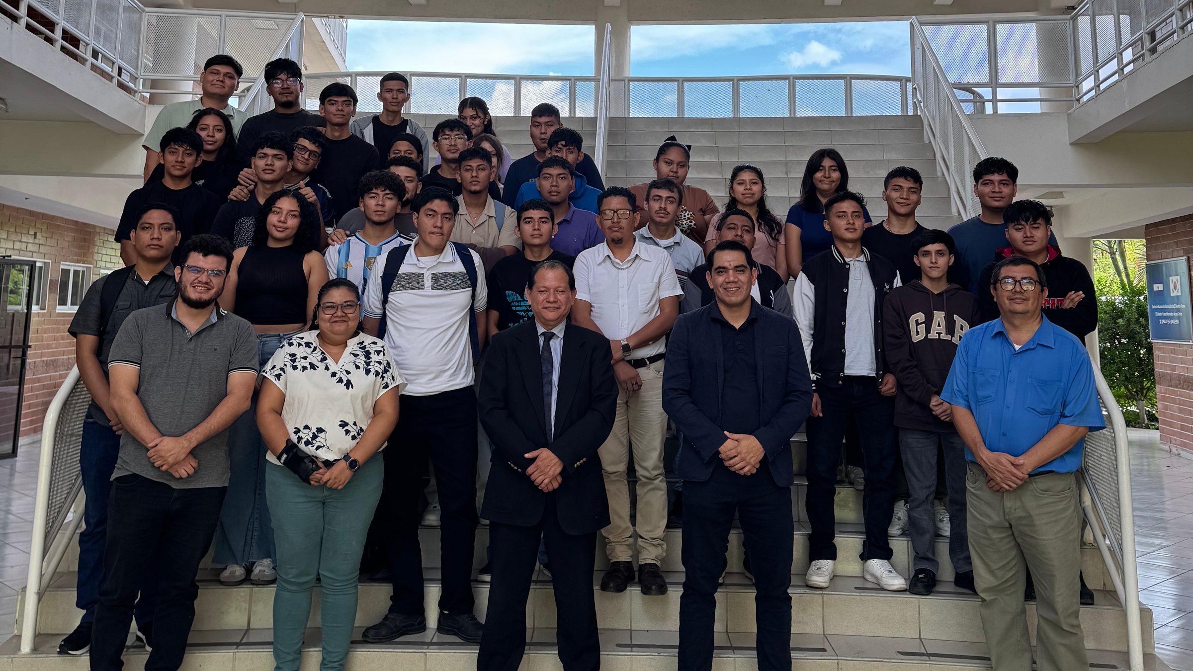 Equipo de RINNOVO junto a estudiantes y docentes de ITCA-FEPADE Zacatecoluca en la escalinata del campus