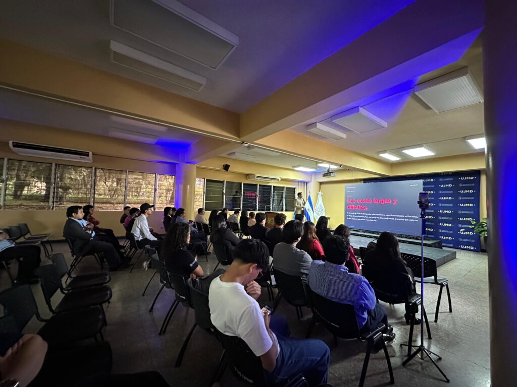 Estudiantes y profesionales en el Congreso.